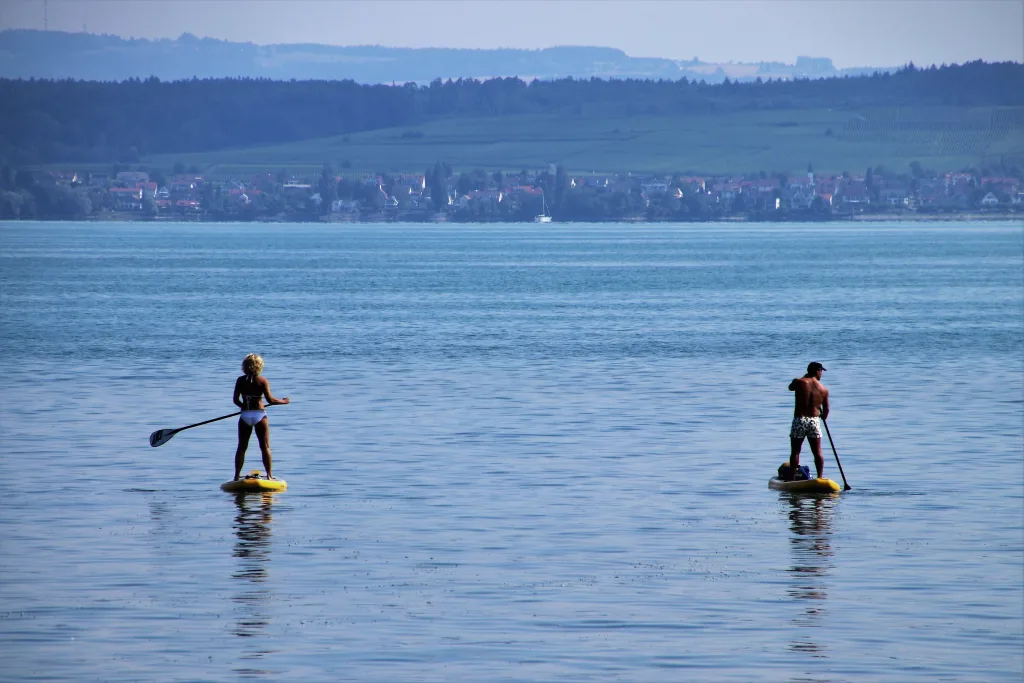 Jugar a la tabla de paddle